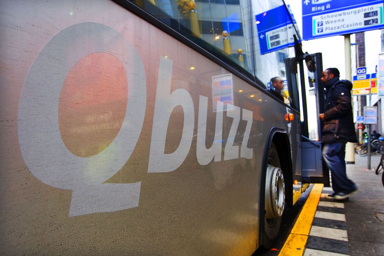 Een bus van Qbuzz vertrekt vanaf station Rotterdam CS.