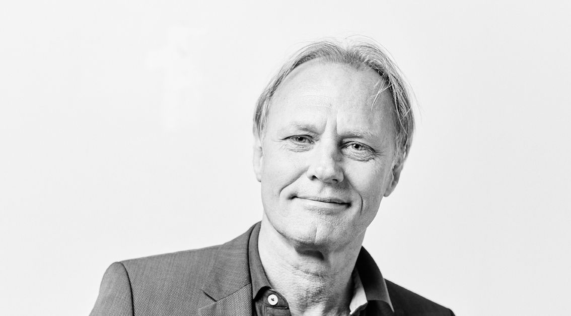 Deze Nederlander ontwerpt de belangrijkste kunstbeurzen ter wereld - NRC