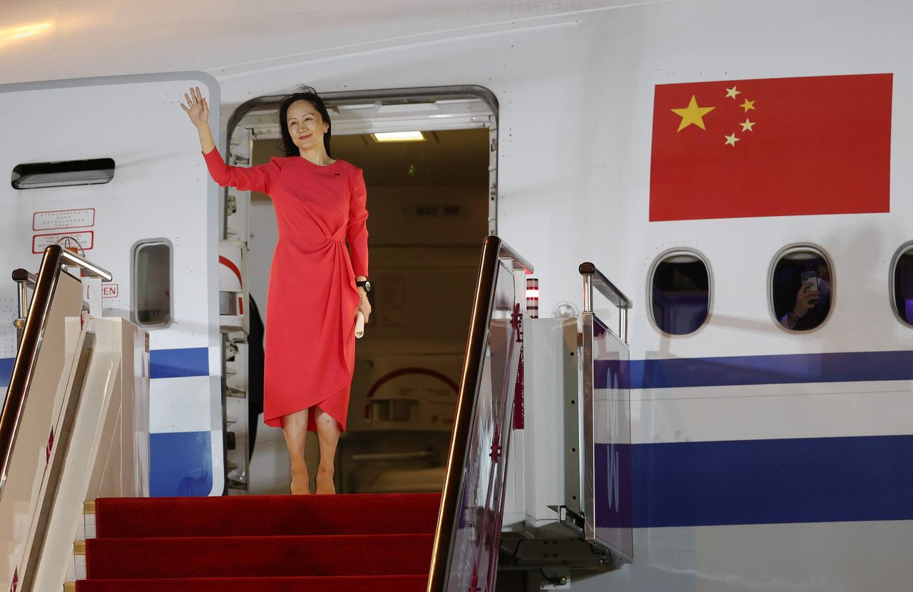 Meng Whanzhou, financieel topvrouw van de Chinese techgigant Huawei, zwaait zaterdag bij haar aankomst op het vliegveld van Shenzhen, na bijna drie jaar huisarrest in de Canadese stad Vancouver.