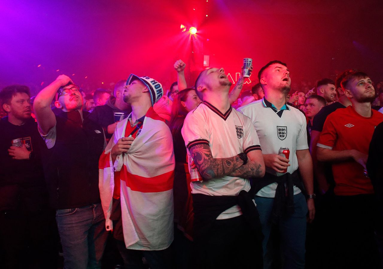 Balende Engelse fans in Manchester, omdat hun ploeg niet weet te winnen van Amerika.
