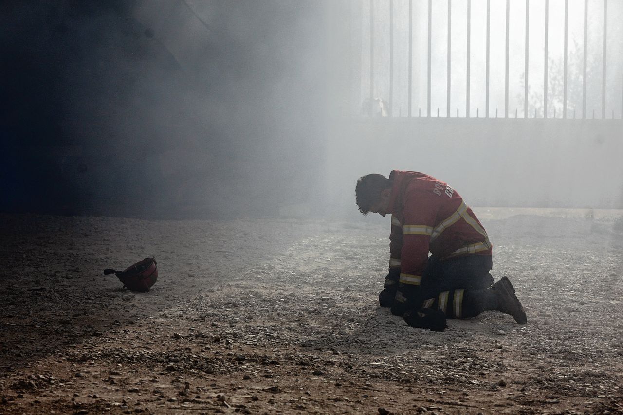 Midden:Brandweerman in Vila Nova de Poiares (Portugal).