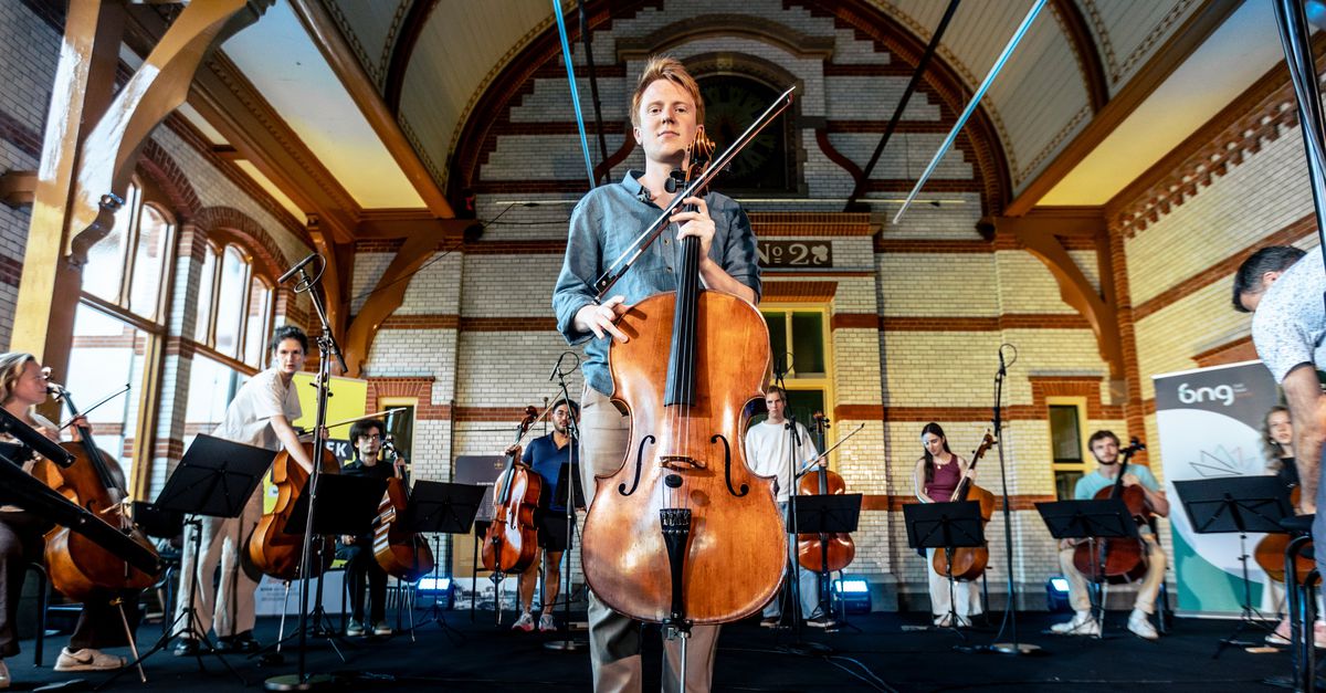 Cellist Douwe Eisses (21) leidt in Muziekzomer Gelderland voor de eerste keer een ensemble: ‘Toen we Tristan und Isolde speelden voelde het alsof alles samenkwam’