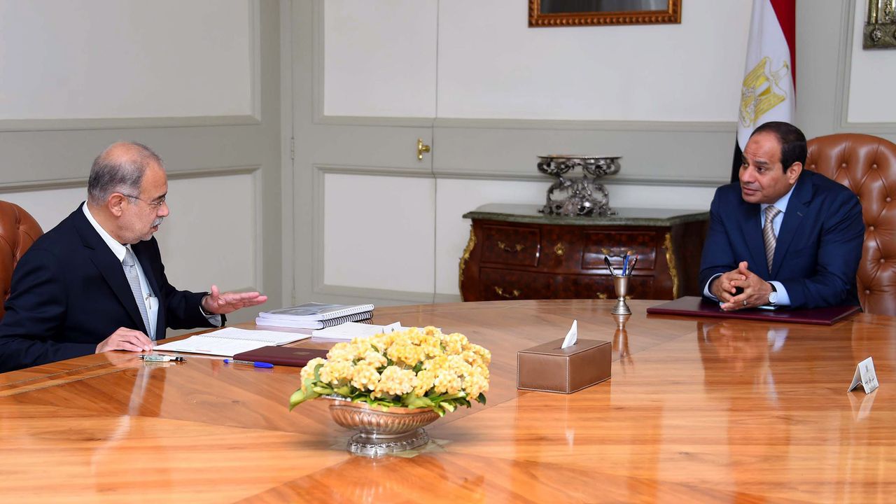 Egyptische president Abdel Fattah al-Sisi (r) in gesprek met de voormalige minister van Olie en nu de nieuwe premier Sherif Ismail, eind juli.