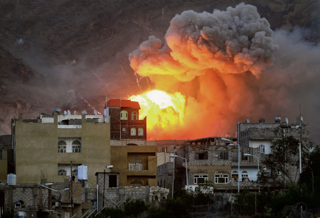 Een luchtaanval in mei, in Jemens hoofdstad Sanaa. Saoedi-Arabië koopt voor miljarden aan wapens in de EU. Het land gebruikt zijn militaire macht ook in Jemen.