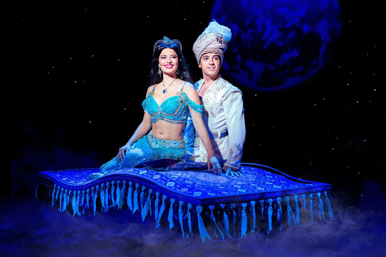 Keoma Aidhen als Jasmine en Jonathan Vroege als Aladdin in de musical Aladdin.