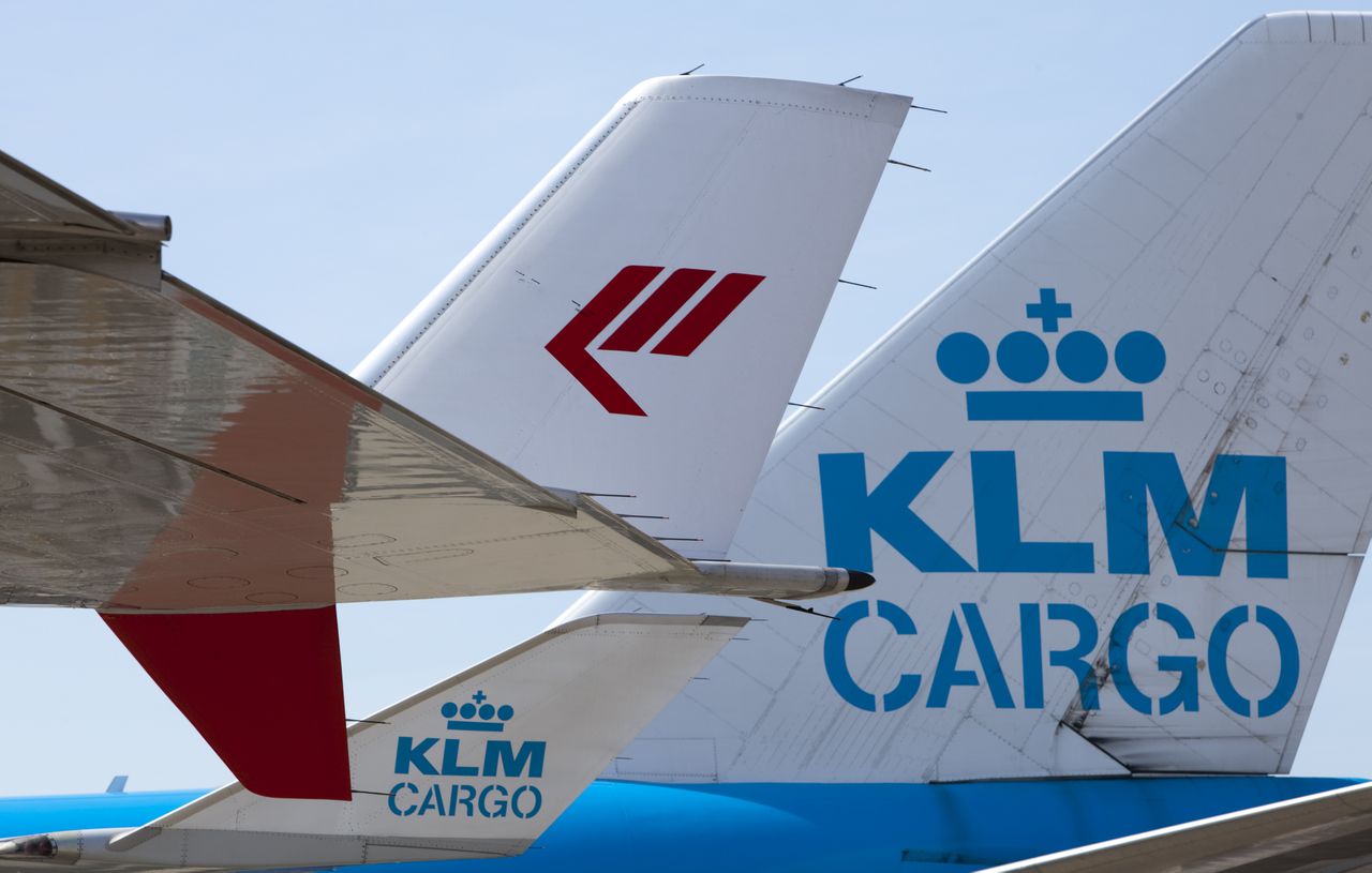 Een vrachtvliegtuig van Martinair en KLM Cargo op Schiphol.