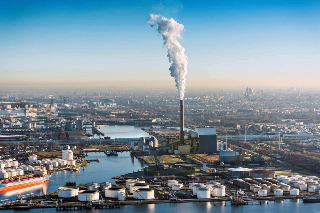 De Nuon kolencentrale aan de Hemweg in het Westelijk Havengebied van Amsterdam.