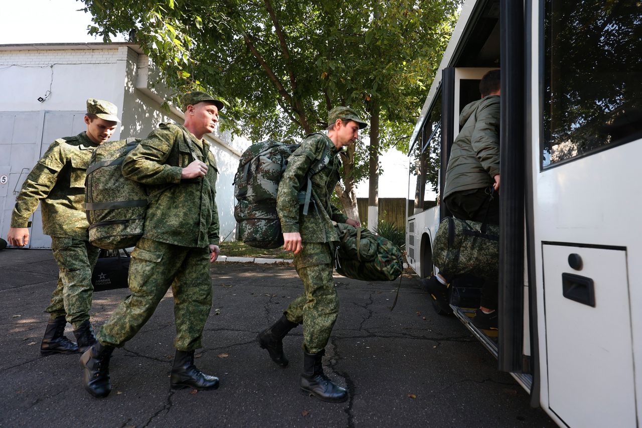 Russische rekruten stappen zondag een bus in bij een militair rekruteringscentrum in het Russische Krasnodar.