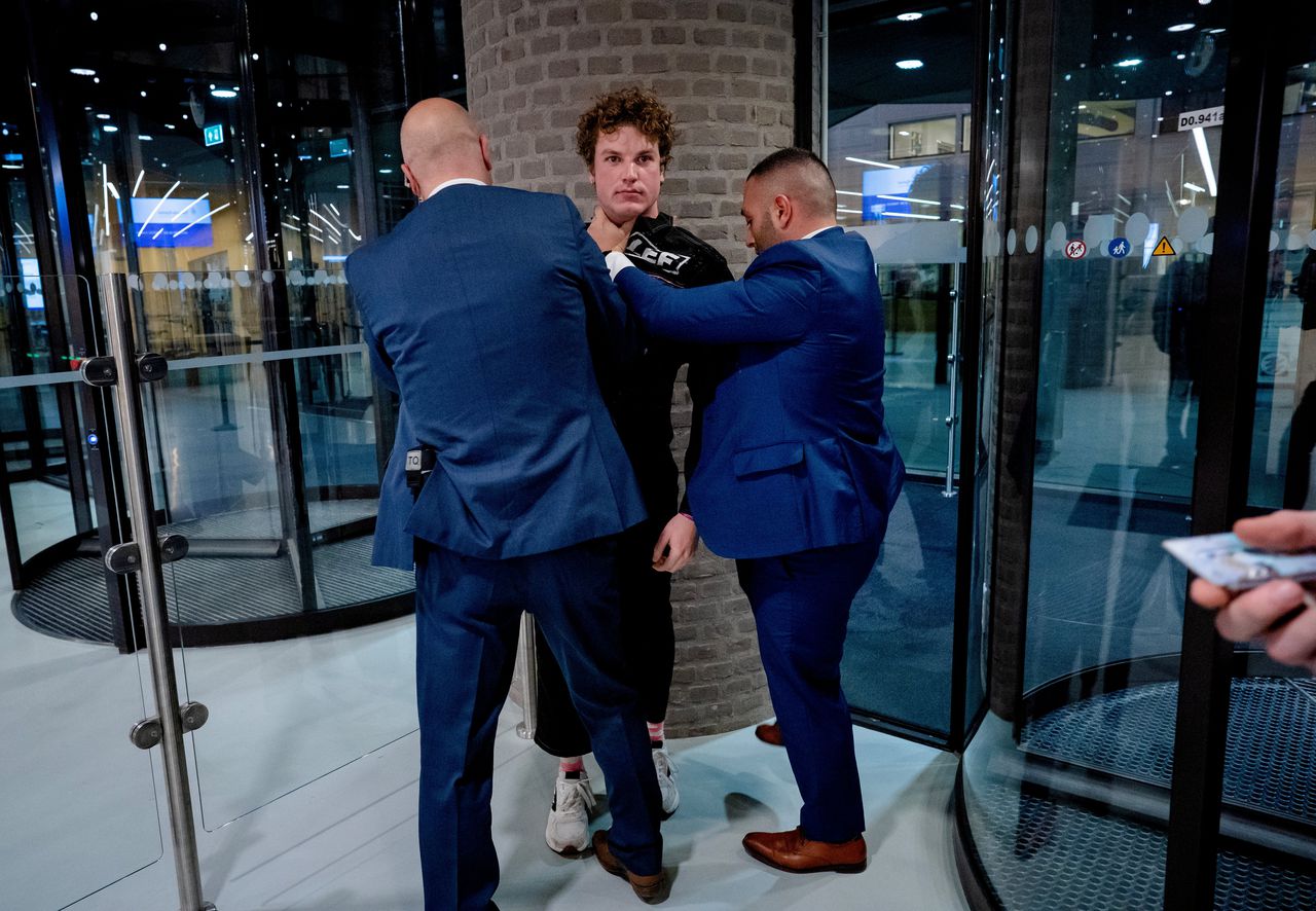 Partijleider LEF zit nog vast voor verstoren slotdebat NOS - NRC