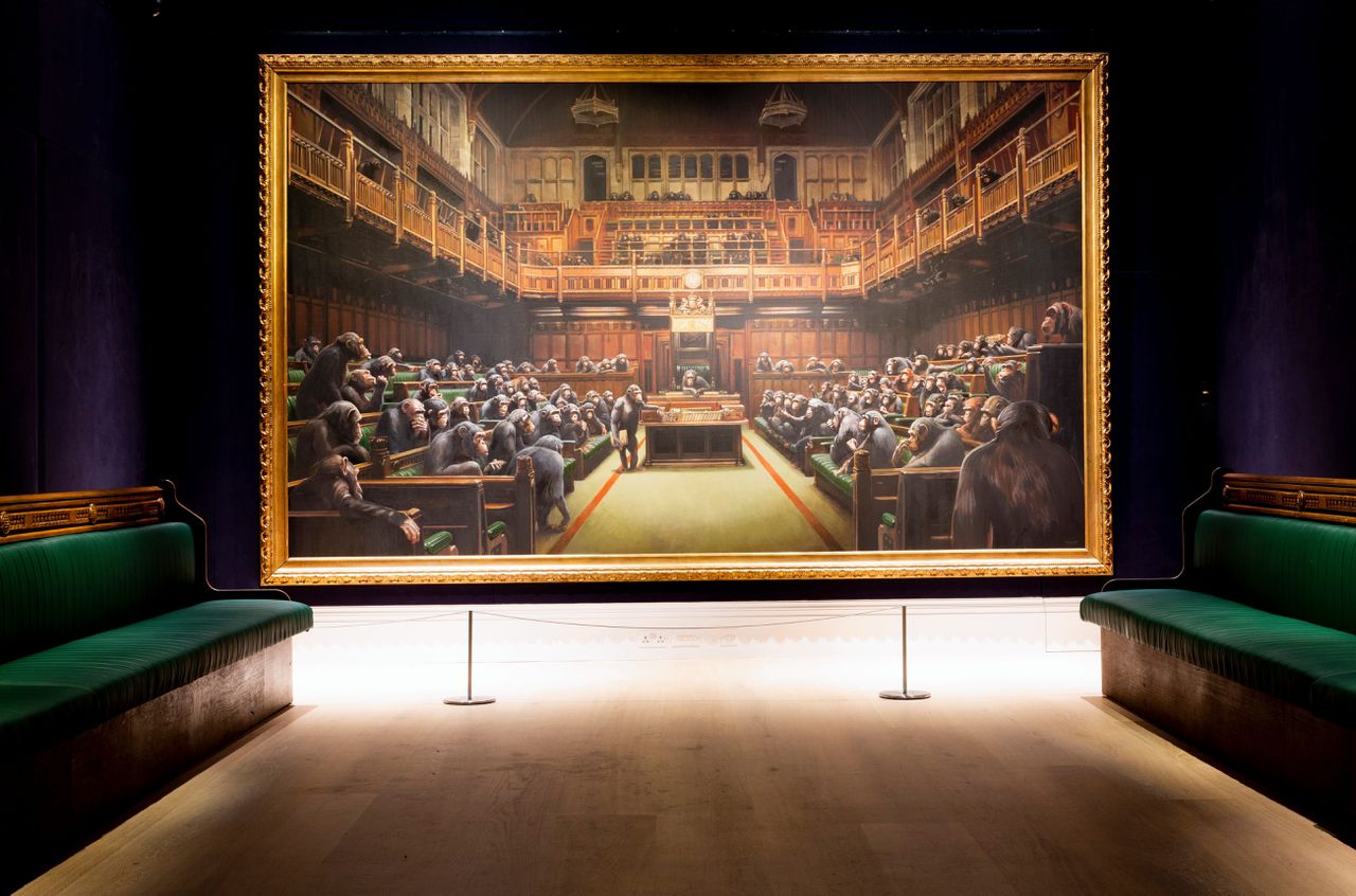 Het schilderij Devolved Parliament (2009) van de Britse kunstenaar Banksy