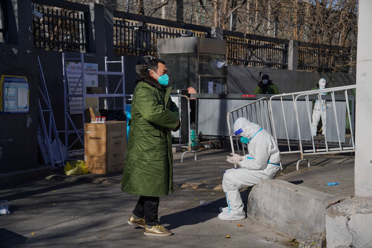 Vrijwillige zorgmedewerkers bij een woonblok waar een besmetting is vastgesteld, Beijing.
