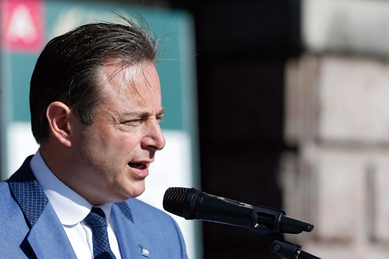 Burgemeester Bart de Wever (N-VA) heeft een plaatselijk samenscholingsverbod ingesteld van minstens een week.