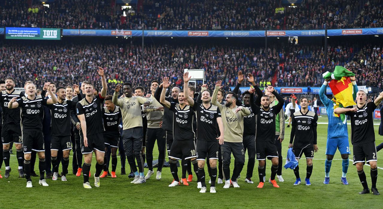 De spelers van Ajax vieren in de Kuip het binnenhalen van de KNVB-beker.