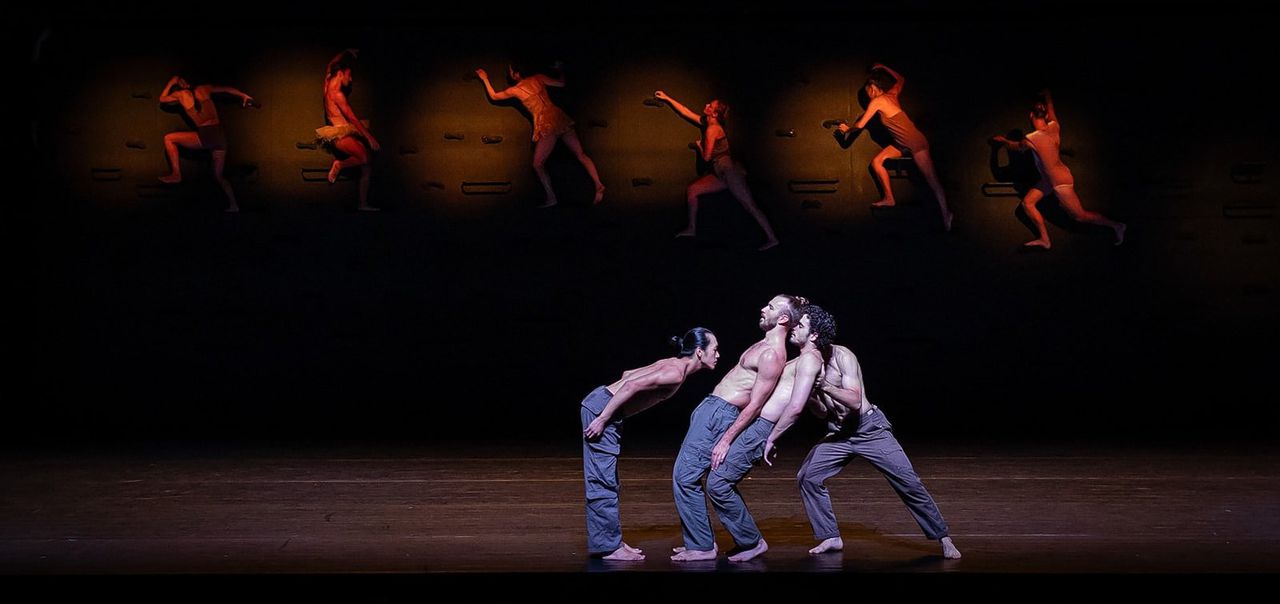 Beeld van de voorstelling Momo door de Batsheva Dance Company, die in mei 2024 in Nederland zou spelen. Dat is voorlopig uitgesteld tot januari 2025.
