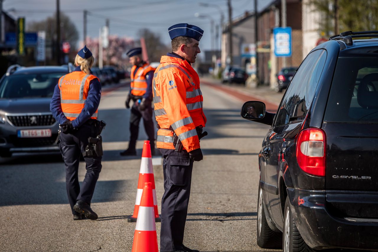 Controle bij grensovergang Maastricht-Vroenhoven. In Belgie gelden strengere regels dan in Nederland en zijn alleen 'noodzakelijke verplaatsingen' toegestaan.