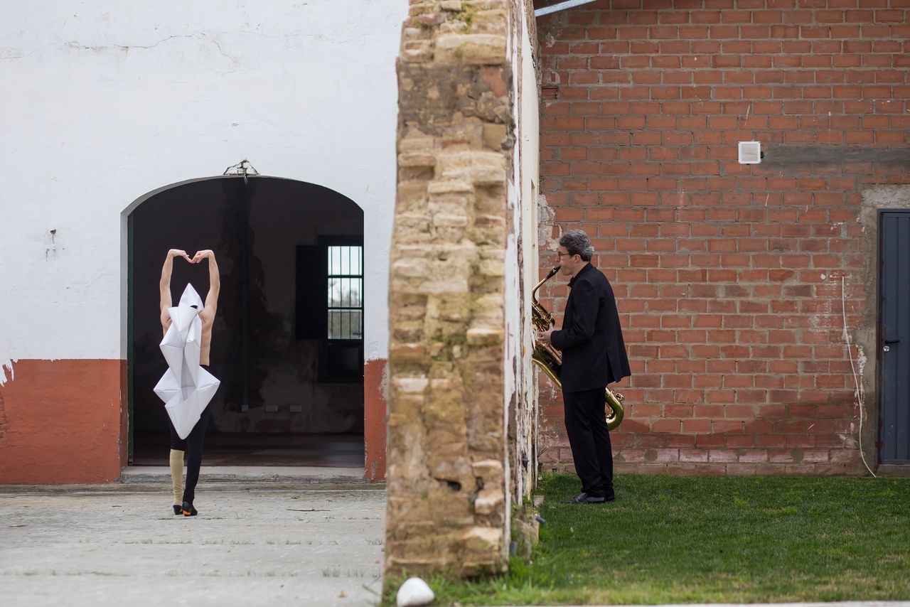 Danser Andrés Marín begeleid door slechts een saxofonist tijdens de Nederlandse Flamenco Biënnale.