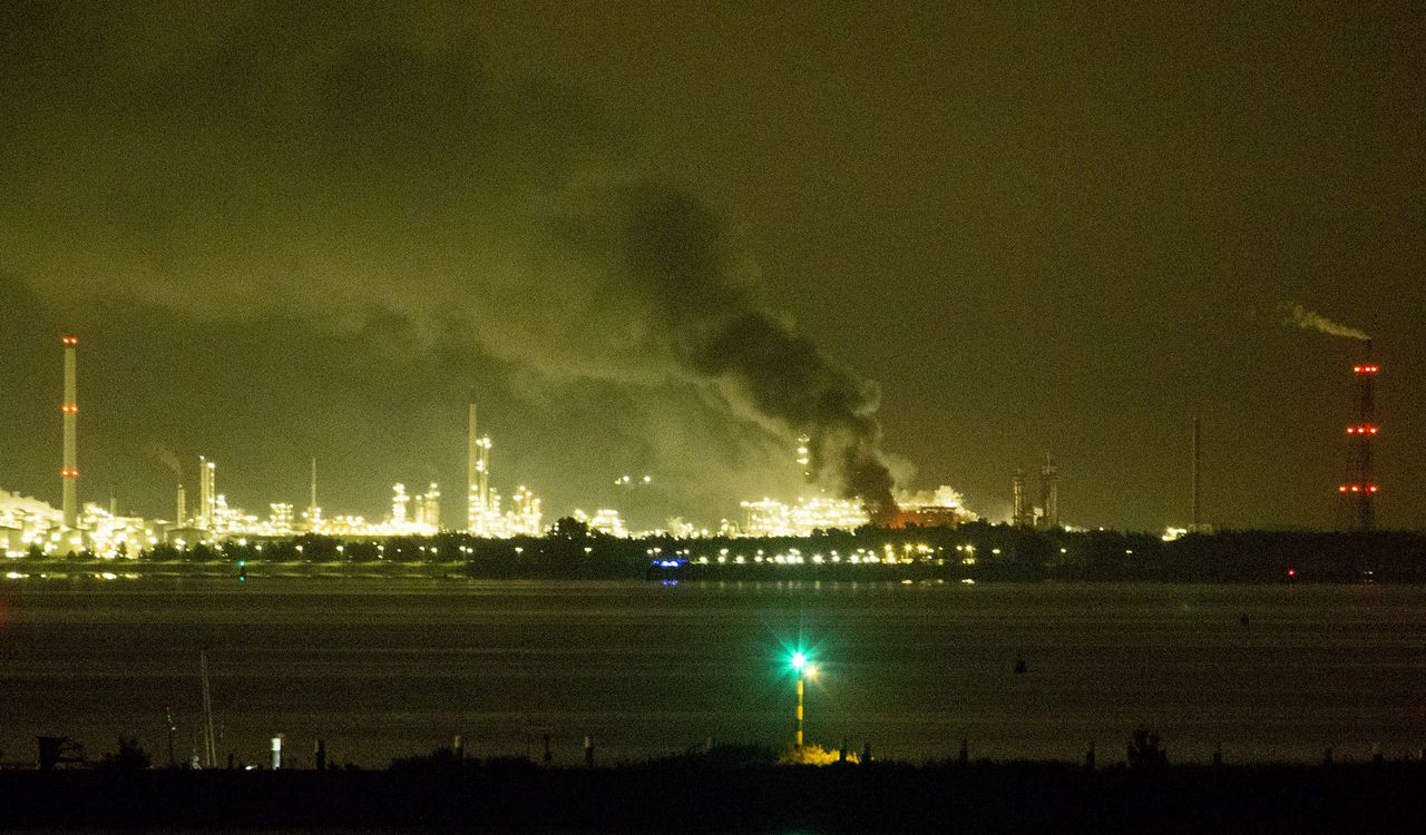 Na de explosie in een Shell-fabriek in Moerdijk waren de zwarte rookwolken te zien boven het fabrieksterrein.