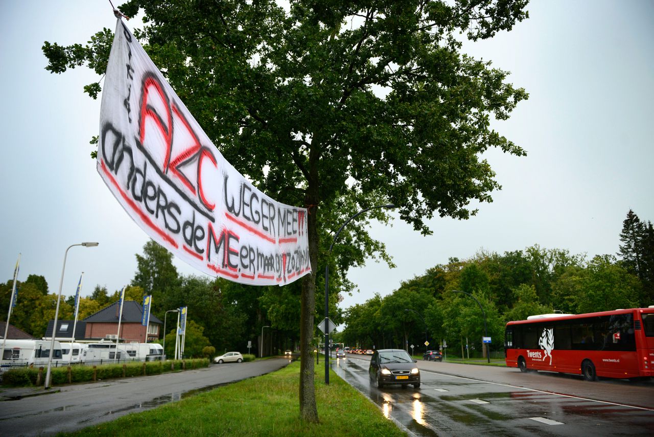 Banners opgehangen door tegenstanders van een asielzoekerscentrum in Enschede in 2015.