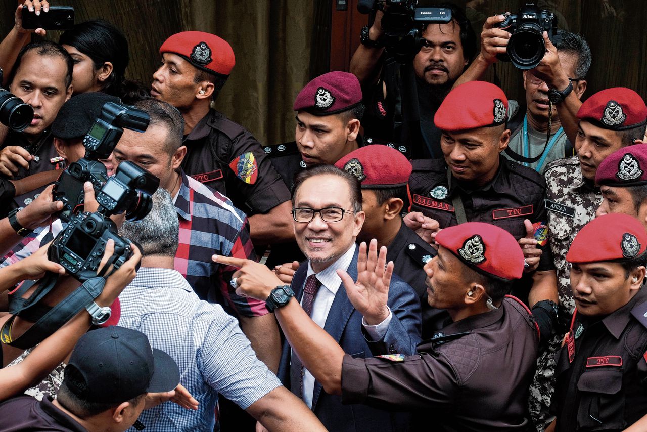 Anwar Ibrahim wordt na zijn vrijlating woensdag omringd door aanhangers en pers. Hij keerde daarna terug naar zijn huis in Kuala Lumpur.
