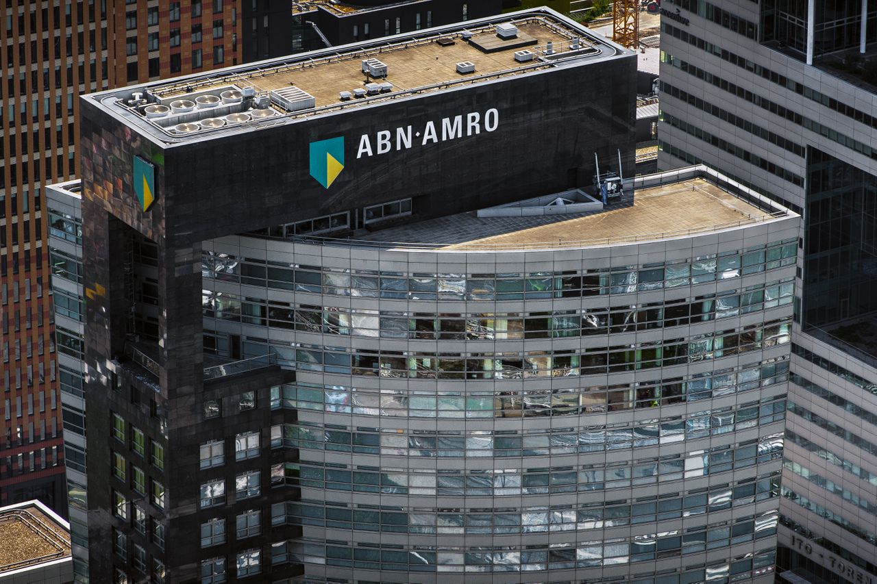 Hogere winst ABN Amro, minder topmanagers weg NRC