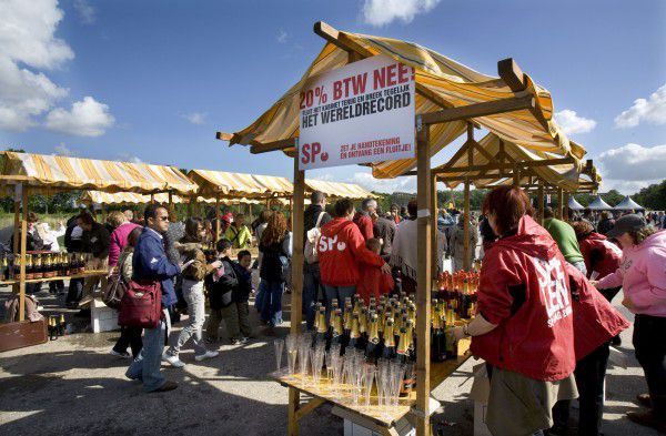 Nederland Biddinghuizen 18-05-2008 Protest bij de landelijke SP familiedag tegen de voorgenomen BTW-verhoging naar 20 % Foto Maurice Boyer