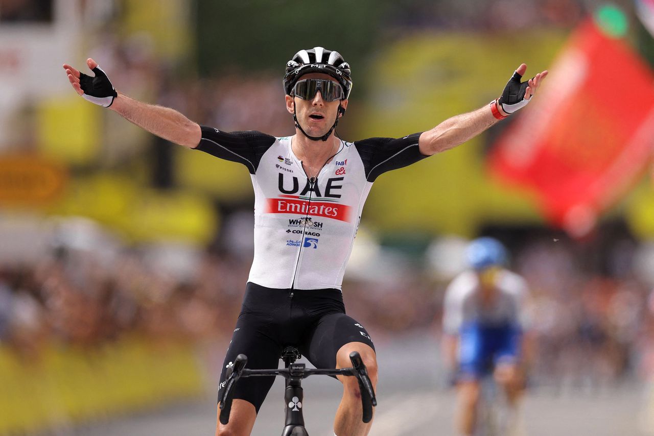Adam Yates verslaat tweelingbroer Simon na ontsnapping in slot eerste etappe Tour de France 