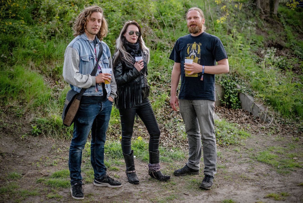 Bezoekers van het Roadburn festival in Tilburg. Op de foto: Kirsten van Dongen, Alex Schenkels en Peter Taverne.