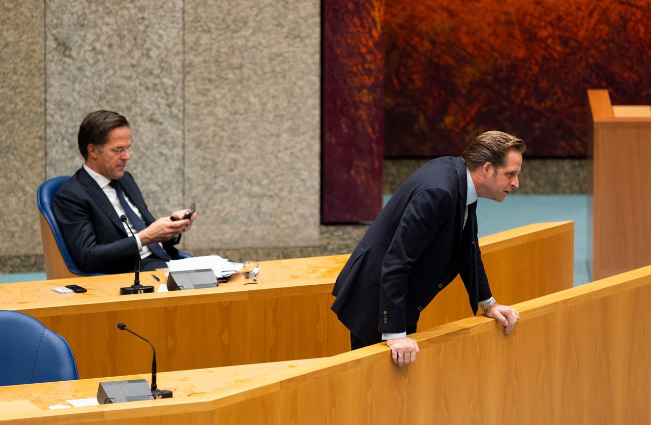 Premier Mark Rutte (VVD) en minister Hugo de Jonge (Volksgezondheid, Welzijn en Sport, CDA) tijdens een van de coronadebatten in de Tweede Kamer.