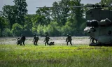 During a recent exercise in the Northern Netherlands, land and air force soldiers trained the implementation of airborne operations. Photo Kees van de Veen 