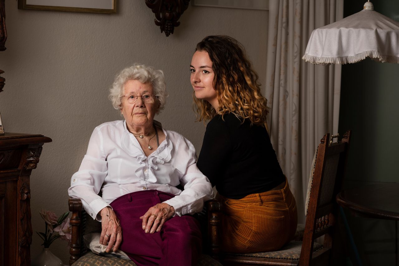 Iny Janssen-Achterberg (94) en haar kleindochter Susan Schoonwater (23).