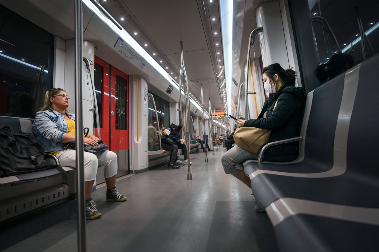 Passagiers in een metrostel van de Noord/Zuidlijn in Amsterdam.