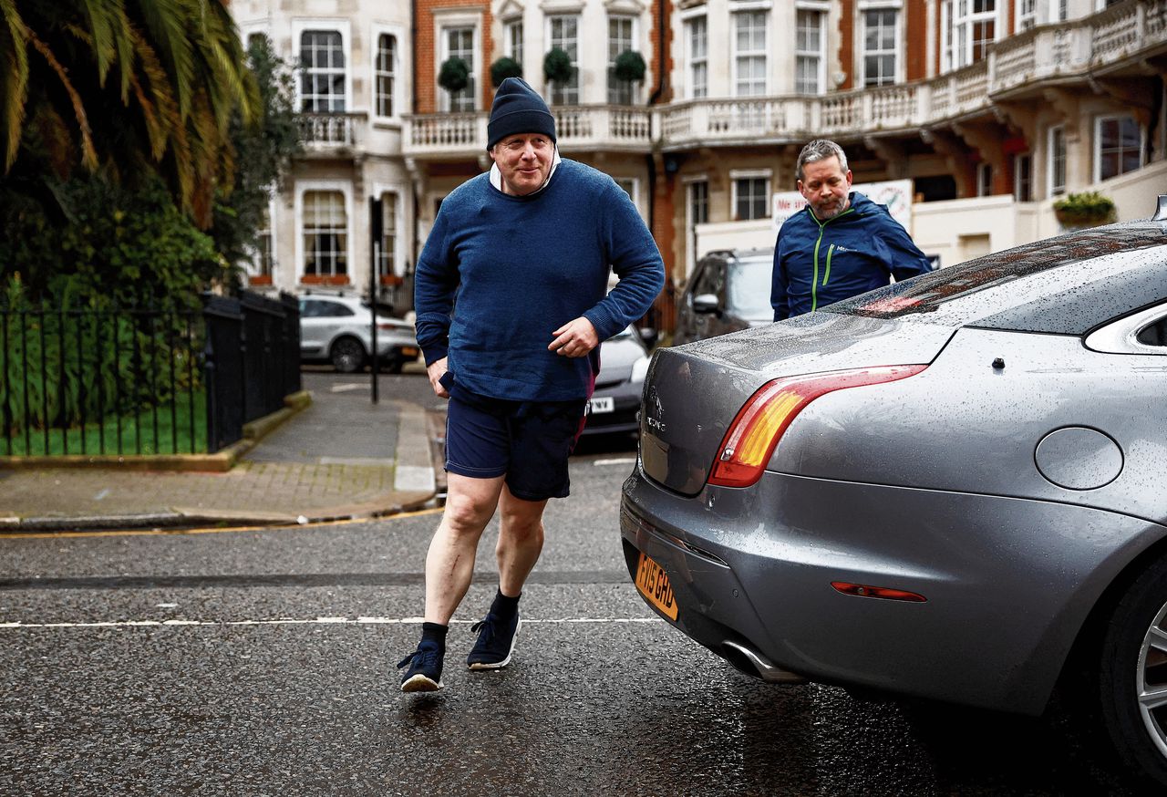 De Britse oud-premier Boris Johnson dinsdag na zijn dagelijkse rondje hardlopen in Londen.
