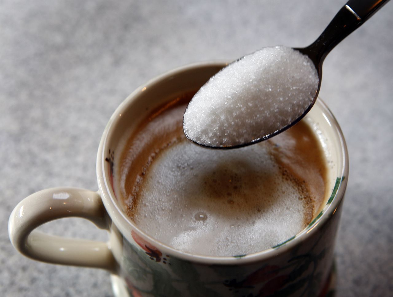 Een schepje suiker in de koffie.