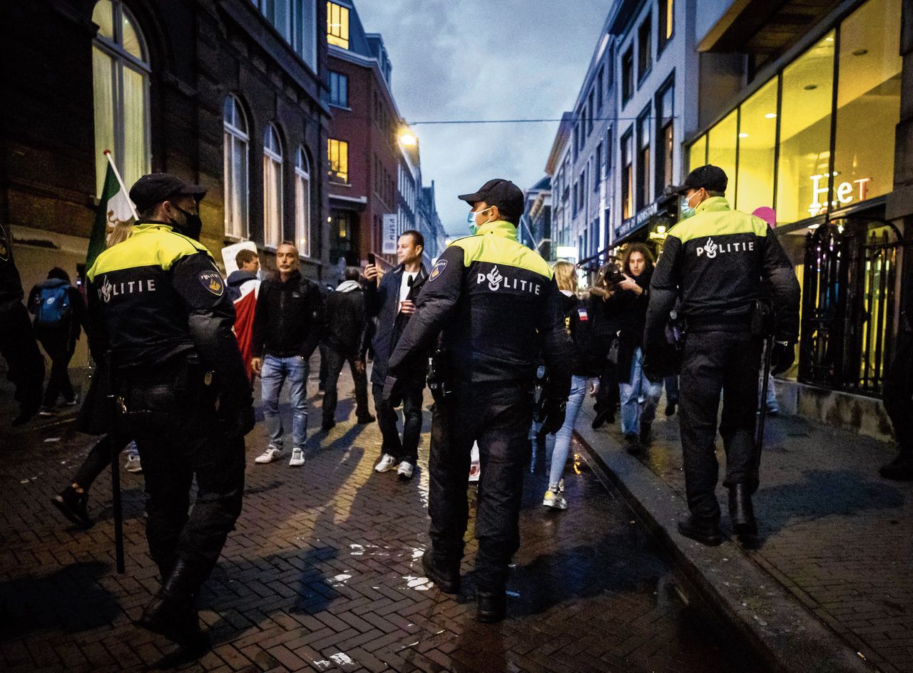 Voor het Tweede Kamergebouw in Den Haag worden steeds meer coronademonstraties gehouden, en vaak beëindigd door de politie.