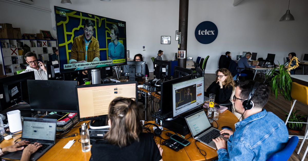Sinds Orbán aankondigde de ‘stinkwantsen’ van oppositie en journalisten te elimineren, groeit bij oprichter van nieuwssite Telex de onrust