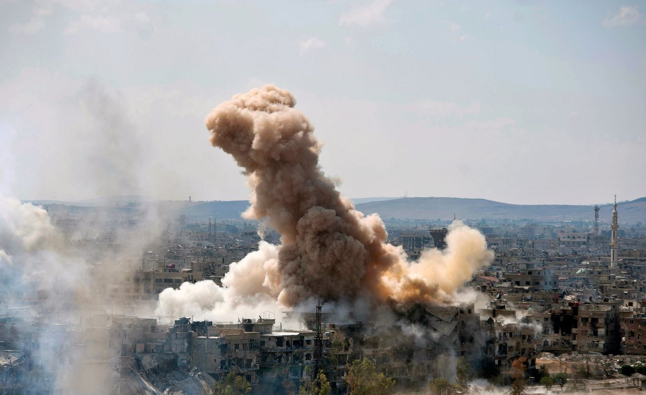 Een luchtaanval van de Syrische regering tegen IS-strijders op een wijk in het zuiden van Damascus.