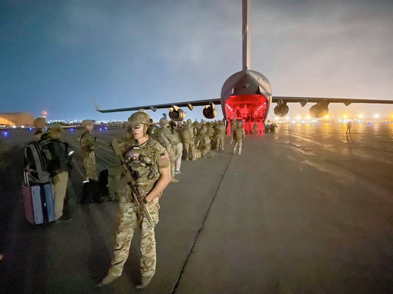Amerikaanse militairen gaan aan boord van een C-17 transportvliegtuig op de luchthaven van Kabul, 30 augustus.