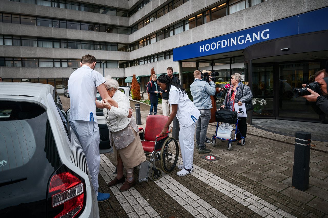 Patiënten worden verplaatst, een dag nadat het Slotervaartziekenhuis failliet is verklaard.