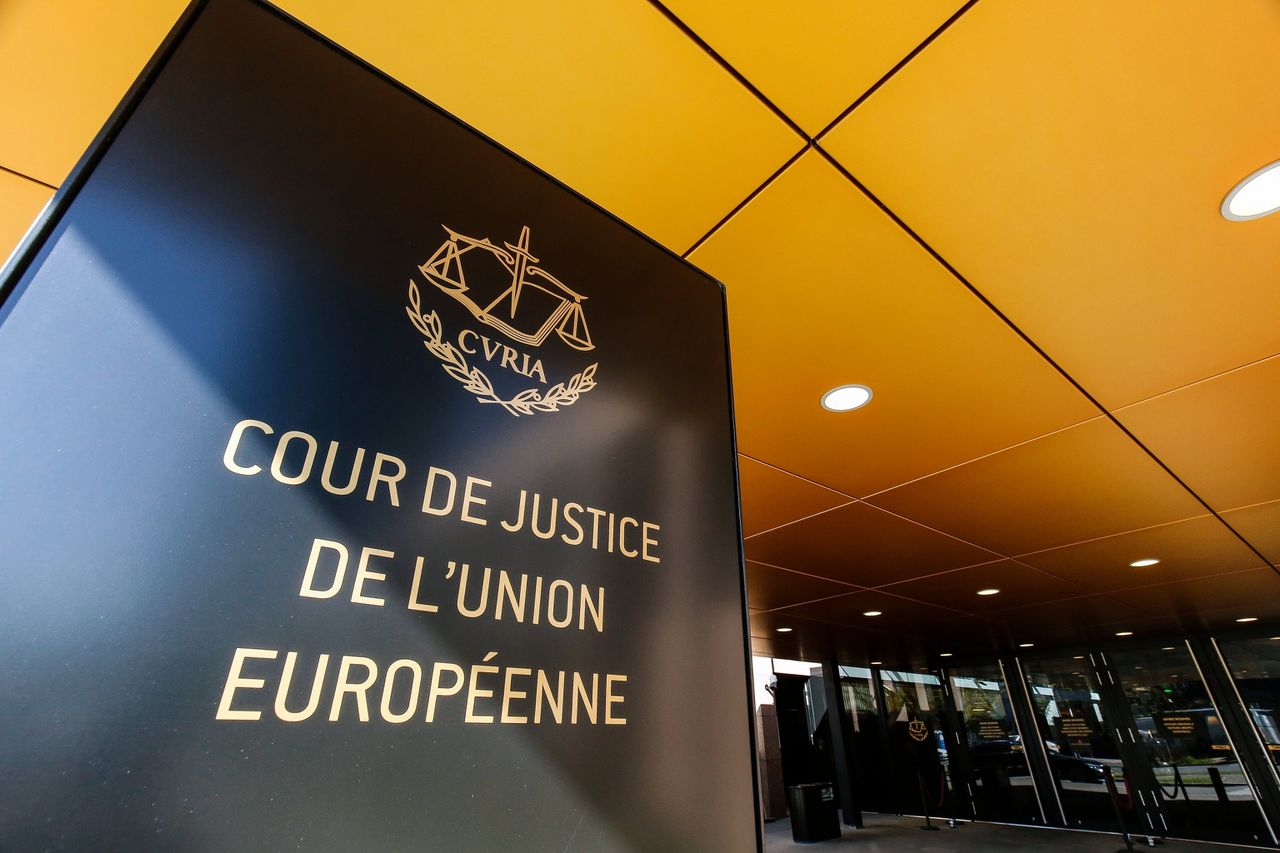 De entree van het Hof van Justitie van de Europese Unie. De Europese Commissie klaagt Polen hier aan. Foto Julien Warnand