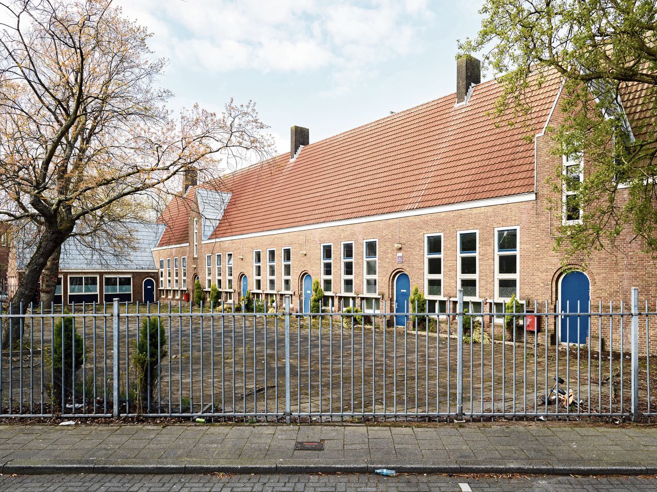 In het vooroorlogse schoolgebouw van architect A. Van der Steur aan de Jan Kobellstraat 2 in Delfshaven komen 12 koopwoningen.