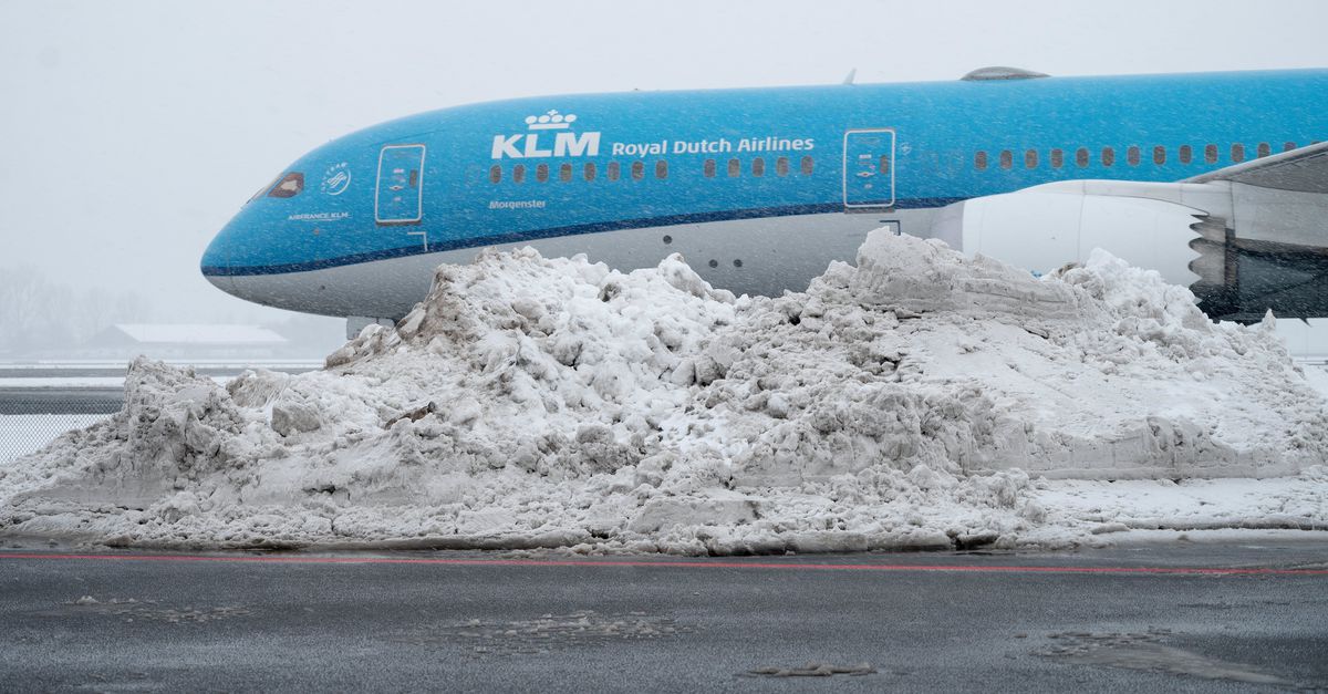 Landingsbanen die steeds worden schoongeveegd en vliegtuigen vol sneeuw: het weer zorgt voor chaos