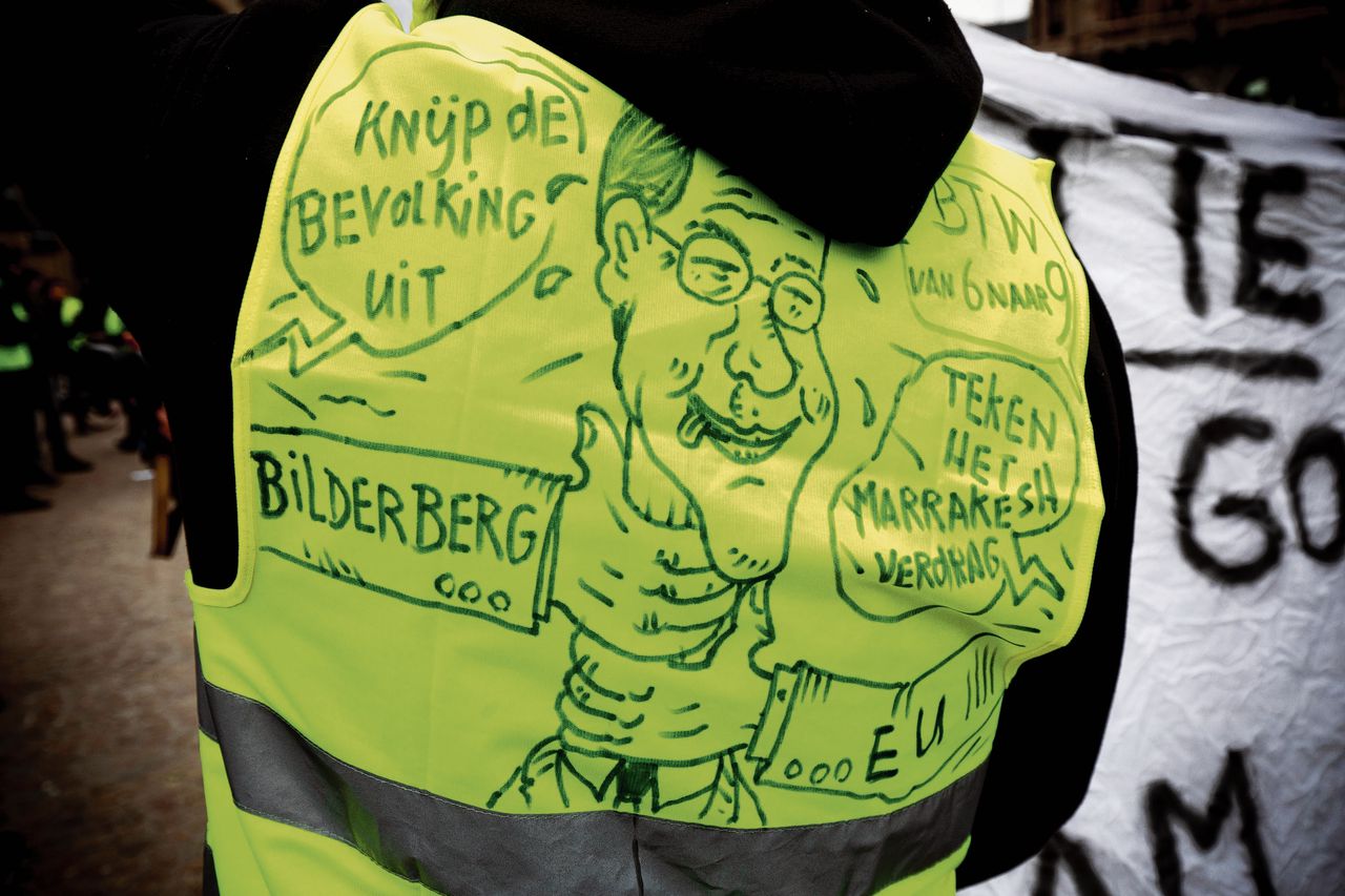 Een demonstrant met een geel hesje in Amsterdam. De Tweede Kamerfractie van de VVD wil de partij rechtser en ‘volkser’ maken en zo stemmen terughalen bij Forum voor Democratie en de PVV.