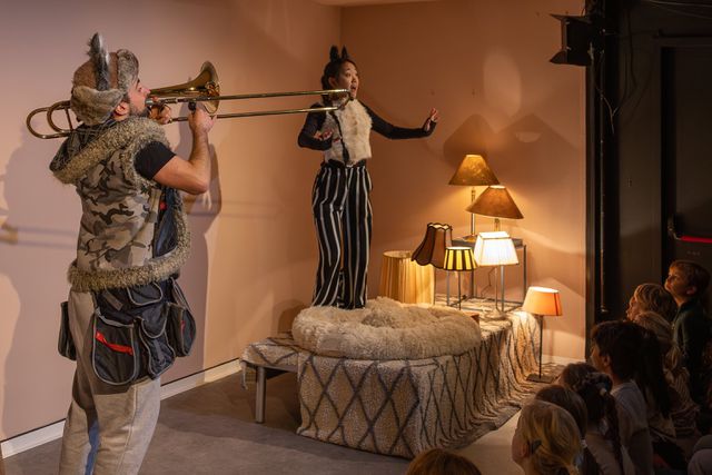 Bij de klanken van een trombone, begeleid door  een imponerende zangstem, laten peuters en kleuters langzaam hun harnas zakken.