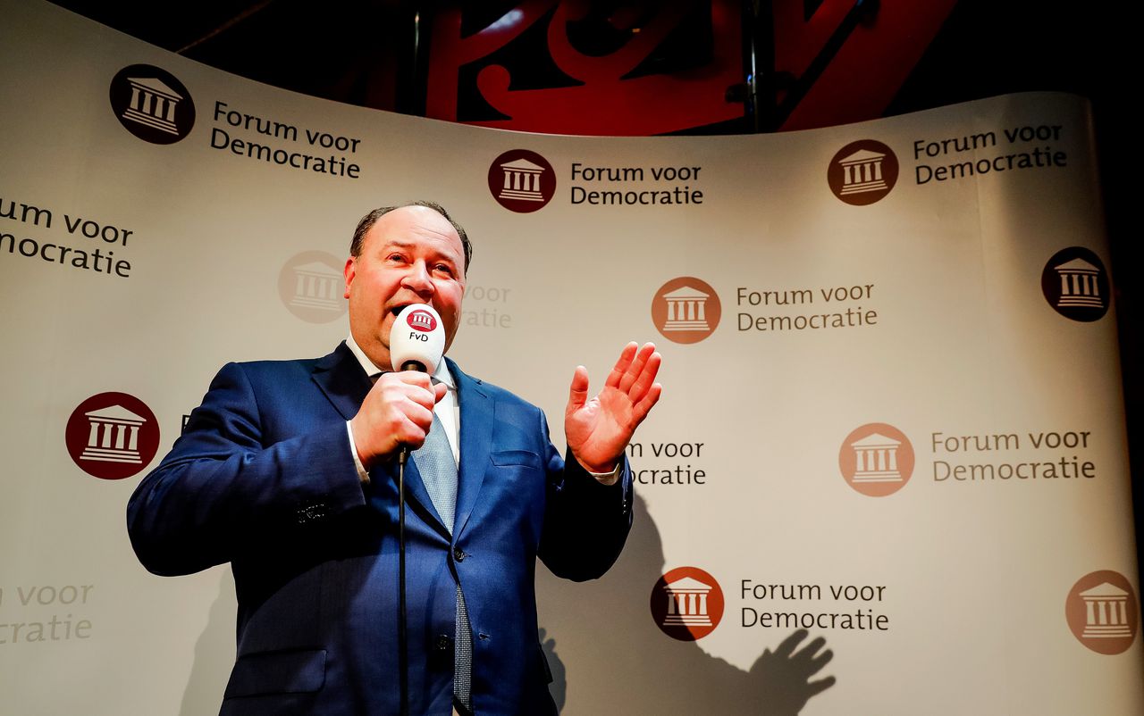 Henk Otten spreekt aanhangers van Forum voor Democratie toe na de succesvolle Provinciale Statenverkiezingen op 20 maart.