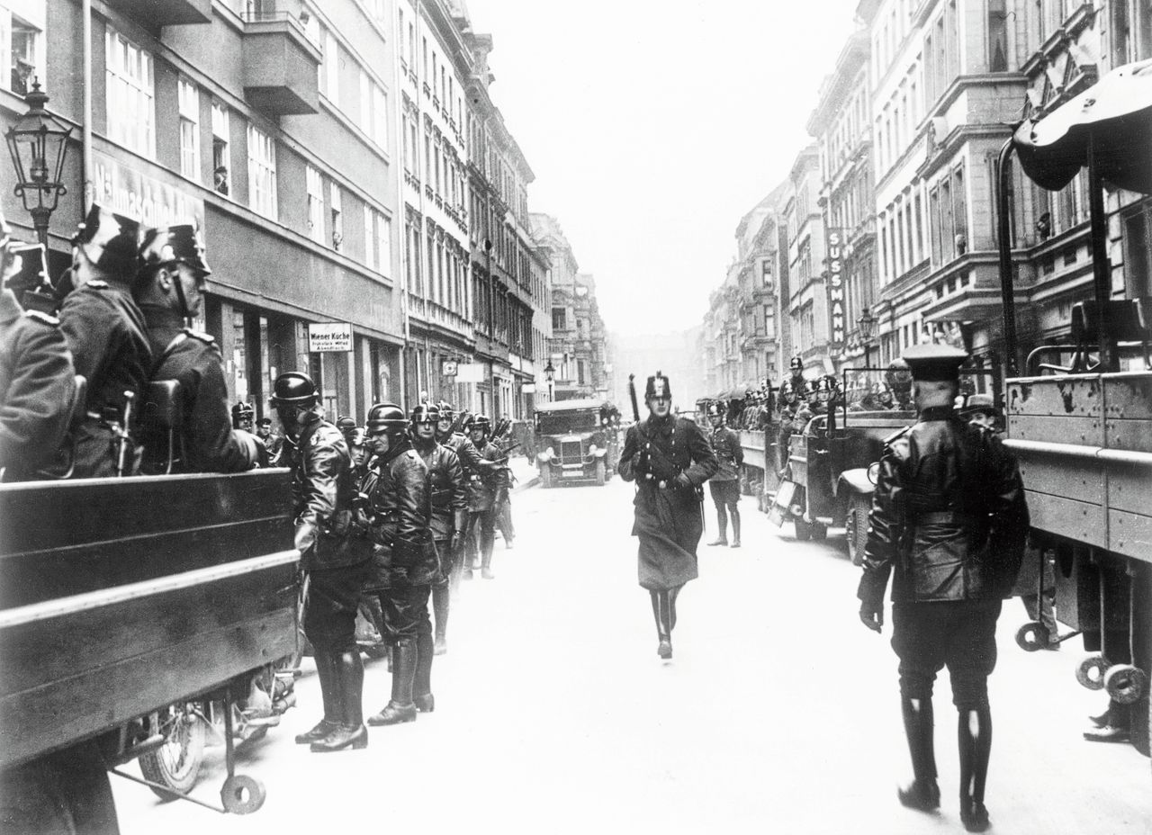 Een Duitse razzia op Joden in Berlijn, 1933.