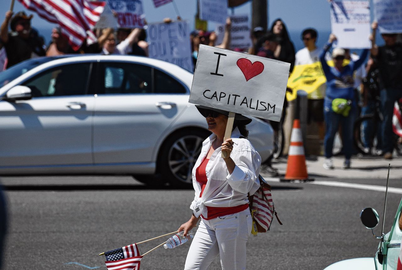 Een aanhanger van het kapitalisme protesteert tegen de verplichte lockdown in Californië, op 1 mei 2020