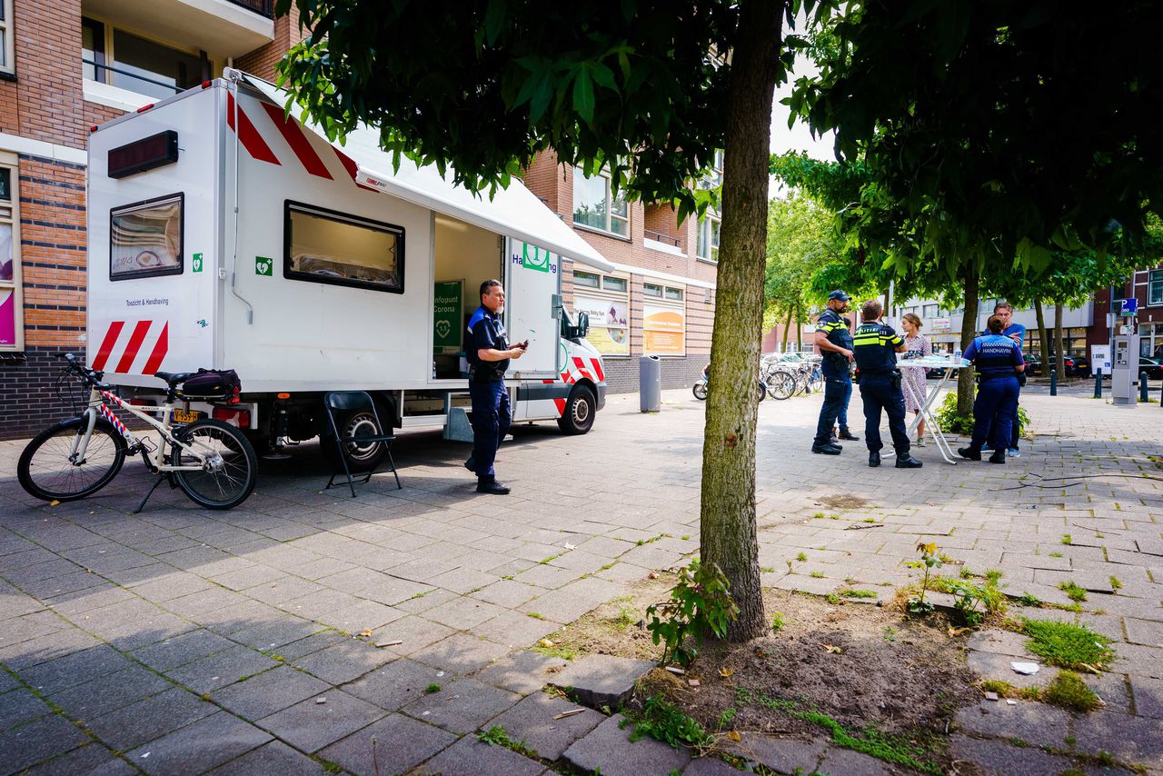 Een mobiele toezicht post van de politie in de wijk Feijenoord waar verschillende schietpartijen zijn geweest. Buurtbewoners kunnen in de post terecht om hun verhaal te doen en zodoende de politie bruikbare informatie te verschaffen.