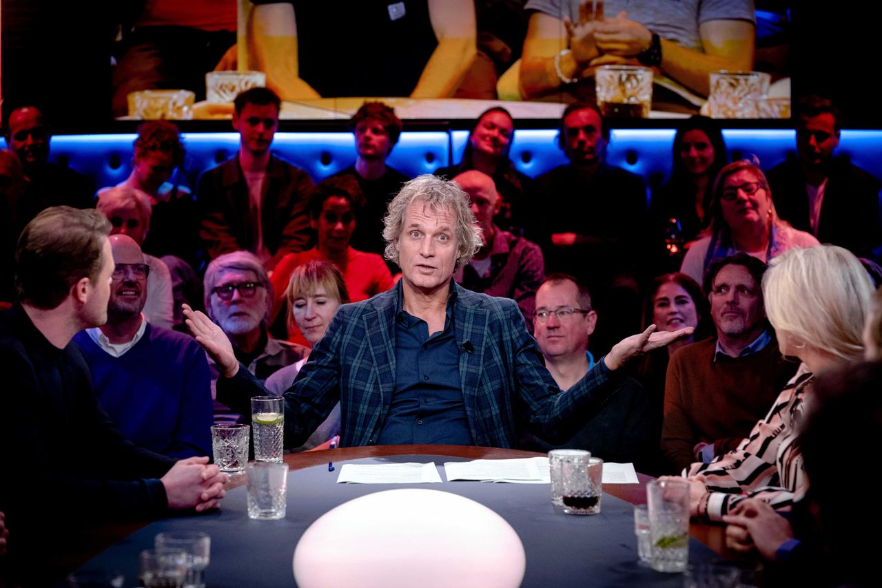 Presentator Jeroen Pauw tijdens de uitzending van zijn laatste talkshow, op 20 december 2019.