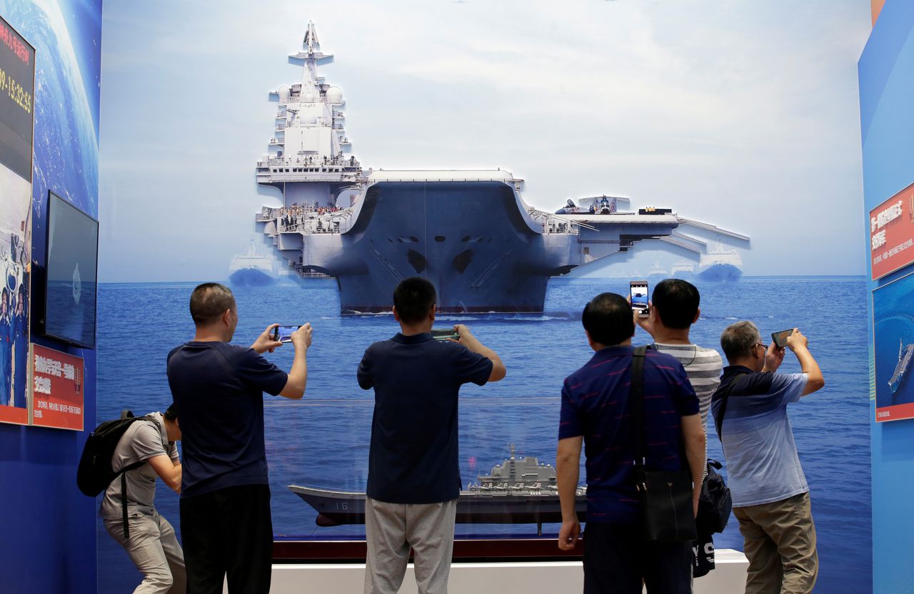 Bezoekers bij een expositie van het eerste vliegdekschip van het Chinese Volksbevrijdingsleger, in september vorig jaar.