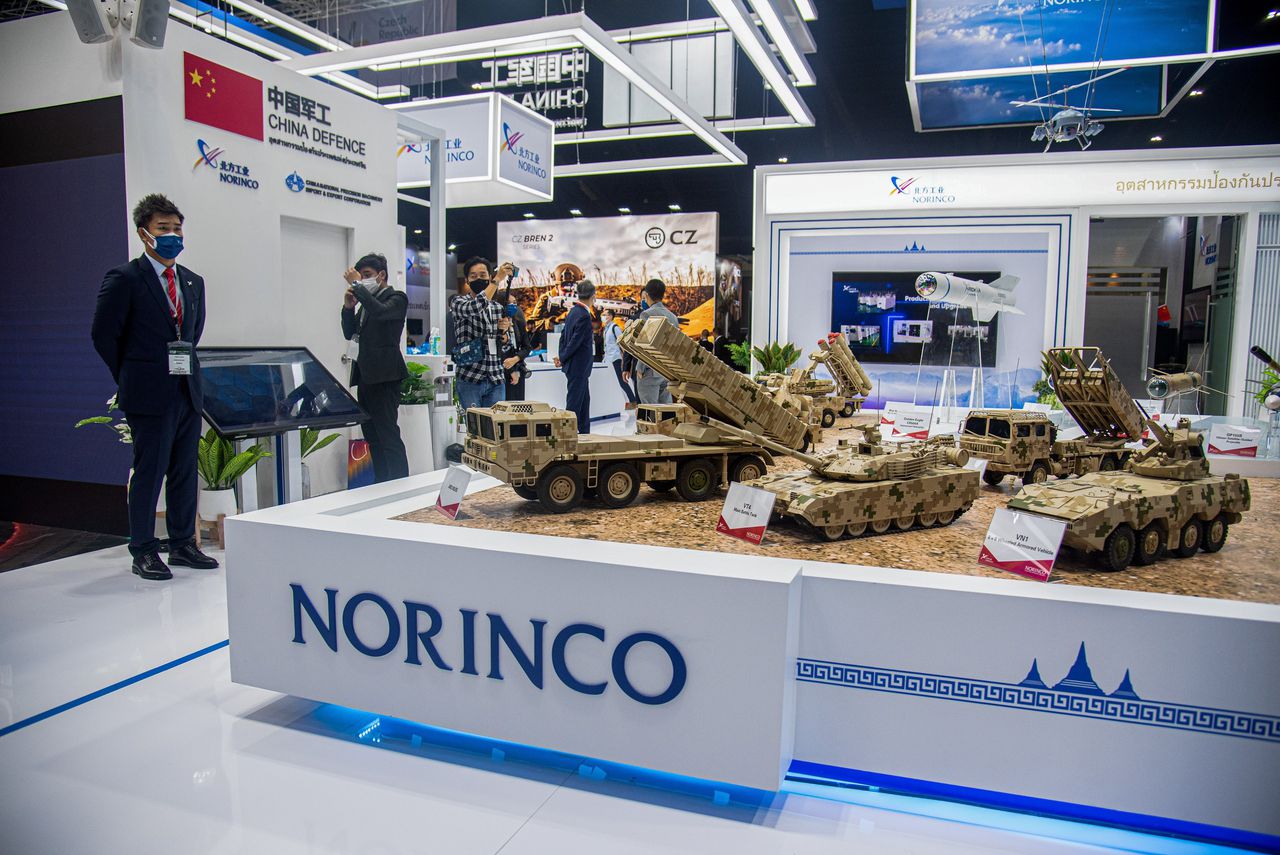 Een stand van de Chinese wapenfabrikant Norinco, dat CQ-A-geweren zou hebben geleverd aan een Russische bedrijf, op een beurs in Thailand.